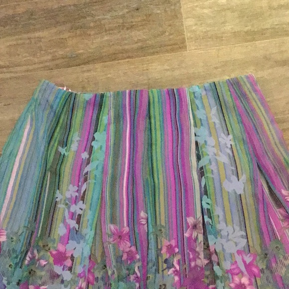 Sandra Darren flowered skirt size 16 - Picture 2 of 12